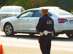 Женщина на Peugeot требует 100 тысяч рублей с инспектора ГИБДД за превышение полномочий
