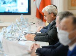 Чиновники и офисные работники: стало известно, кто чаще болеет Covid-19 в Воронежской области