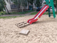Дети скатываются в люк: что происходит у дома на Московском проспекте в Воронеже?