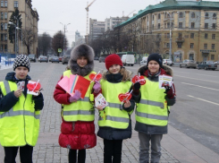 В центре Воронежа дети и сотрудники ГИБДД вручали водителям валентинки (ФОТО)