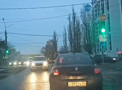 Перекресток с загадочным поведением водителей сняли на видео в Воронеже