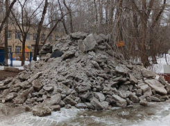 Ледяные горы выросли во дворе дома в Воронеже