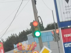 Неопределившийся светофор запутал водителей в Воронеже