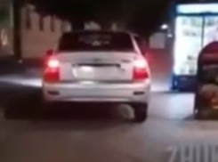 «Приора» с заклеенными номерами навела шороху на тротуаре в Воронеже