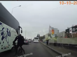 Момент смертельного ДТП с велосипедистом попал на видео в Воронеже
