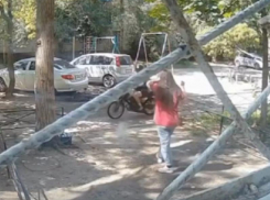 Женщина, искавшая кого-то с ножом в руках, попала на видео у детской площадки в Воронеже