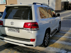 Land Cruiser с авторитетными номерами показал место простых воронежцев в иерархии 