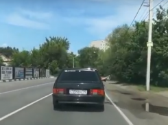 Сушку нижнего белья из окна машины сняли на видео в Воронеже