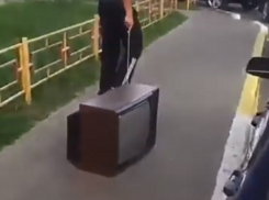 Выгул советского телевизора сняли на видео в Воронеже