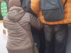 «Чувствуешь себя свиньей»: воронежцы показали утро в общественном транспорте