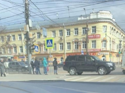 Land Cruiser приговорил воронежцев к мучениям в центре города