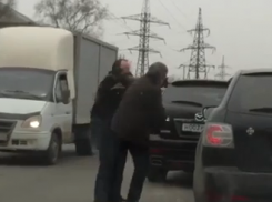 Две огромные «Мазды» не поделили дорогу в Воронеже 