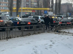Ремонт дороги и ДТП спровоцировали пробку в Воронеже