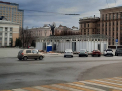 Подготовка к Новому году стартовала на площади Ленина в Воронеже