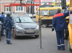 В Воронеже сотрудники ГИБДД борются с неправильно припаркованными автомобилями