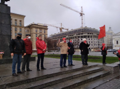 Депутат пренебрег защитой от Covid-19 на празднике революции в Воронеже