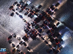 В Воронеже грандиозный самолет из машин сняли на видео