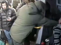 Парень подло ударил водителя в воронежском автобусе – опубликовано видео