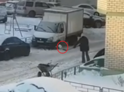 Гомерически смешную уборку снега сняли на видео в Воронеже 