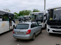 Женщина на иномарке протаранила автобус и сбежала в Воронеже 