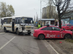 Опубликованы фото столкновения такси и маршрутки в Воронеже