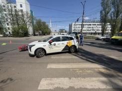Мотоциклист проломил дверь такси и умер в жестком ДТП в Воронеже