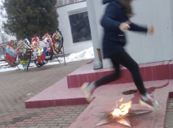 Прыжки через Вечный огонь у братской могилы устроила школьница под Воронежем