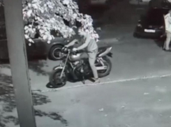 Эпичным фейлом закончился угон мотоцикла в Воронеже