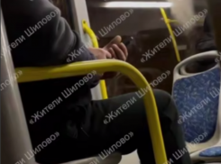Любителя тайком снимать девчонок на камеру заметили в воронежском транспорте