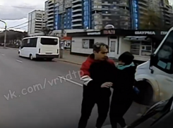 Момент жесткой встречи автобуса с пешеходами на «зебре» сняли с места водителя