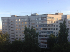 В Воронеже с шестого этажа многоэтажки выпала трехлетняя девочка