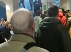 Очередь в электронную очередь ГИБДД сняли на видео в Воронеже