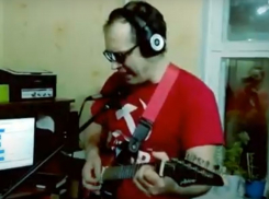 Депутат-коммунист пламенно спел Цоя в Воронеже