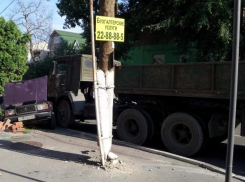 В Воронеже на улице Пятницкого «семерка» попала под «Камаз»