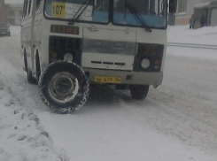У пассажирского автобуса №107 под Воронежем на ходу отвалилось колесо