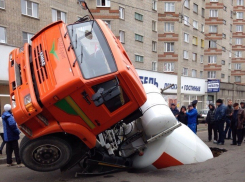 В Воронеже бетономешалка провалилась под землю