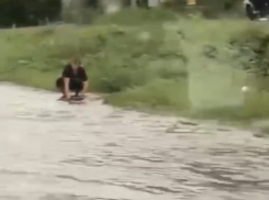 Герой дня: воронежец бросился чистить ливнёвку, не дожидаясь мэрии