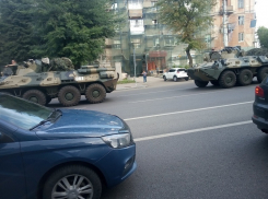 Колонна военной техники мощно прошла по Воронежу 