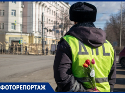 Стой, красотка: воронежским женщинам устроили необычный «сюрприз в погонах»