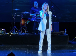 «Грустно и больно»: популярная артистка застряла в поезде по пути в Воронеж из-за схода вагонов