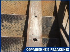 Гнилой пандус заботливо установили на переходе в Воронеже