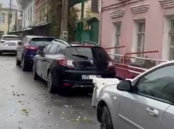 Хаос-парковка наплевала на нормы приличия под носом у воронежского правительства 