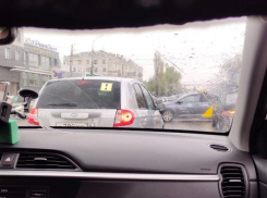 Причину особенно лютых пробок на Московском проспекте показали в Воронеже