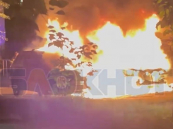 Огненное уничтожение машины в считанные минуты сняли на видео в Воронеже
