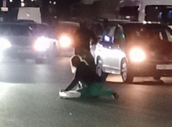 Странная парочка устроила опасные игры на ночной дороге в Воронеже