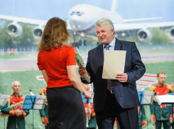 Праздничным депутатом по поручению показал себя Виктор Буздалин 