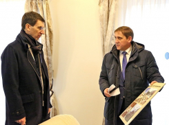 Полпреду президента продемонстрировали в Воронеже проект эко-деревни на примере «умного» дома  