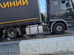 Солярка рекой: фура пробила бак на мосту в Воронежской области