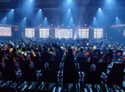 Рэпер ST и слепое оливье: как прошел новогодний концерт в Москве, посвященный премьере «Ландышей» 