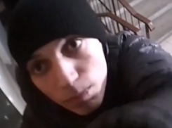 Камера видеонаблюдения сняла, как ее воруют двое воронежских гопников